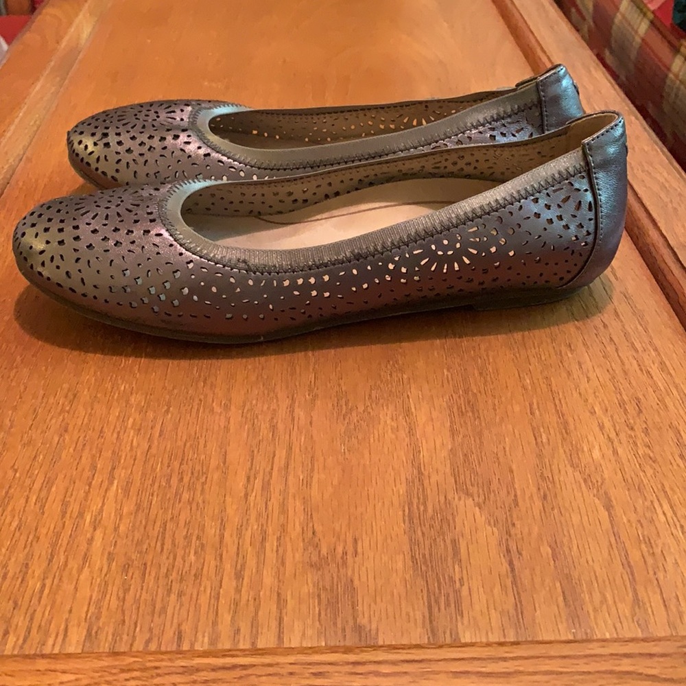 Like New In Box Vionic Pewter Robyn Style Flats - image 8